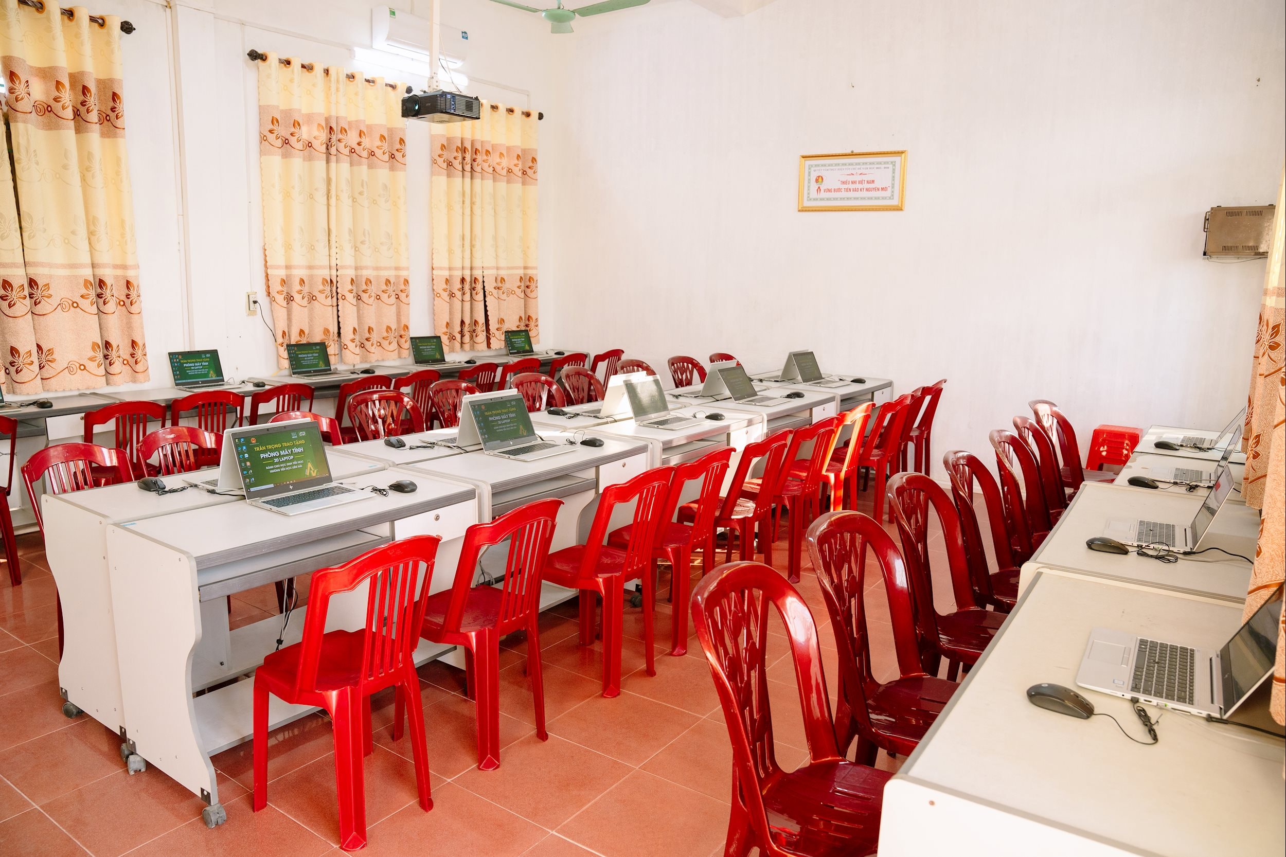 Ảnh 5_Hình ảnh bên trong phòng máy tính được trao tặng