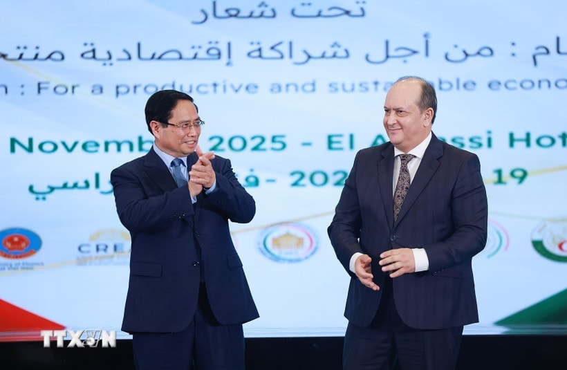 Thủ tướng Phạm Minh Chính và Thủ tướng Algeria Sifi Ghrieb tại Diễn đàn kinh tế Việt Nam-Algeria. (Ảnh: Dương Gian/TTXVN)