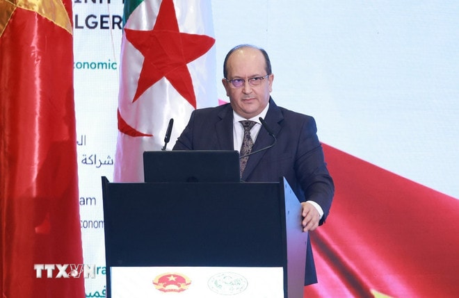 Thủ tướng Algeria Sifi Ghrieb phát biểu tại Diễn đàn kinh tế Việt Nam-Algeria. (Ảnh: Dương Giang/TTXVN) ttxvn-thu-tuong-dien-dan-kinh-te-viet-nam-algeria-13.jpg