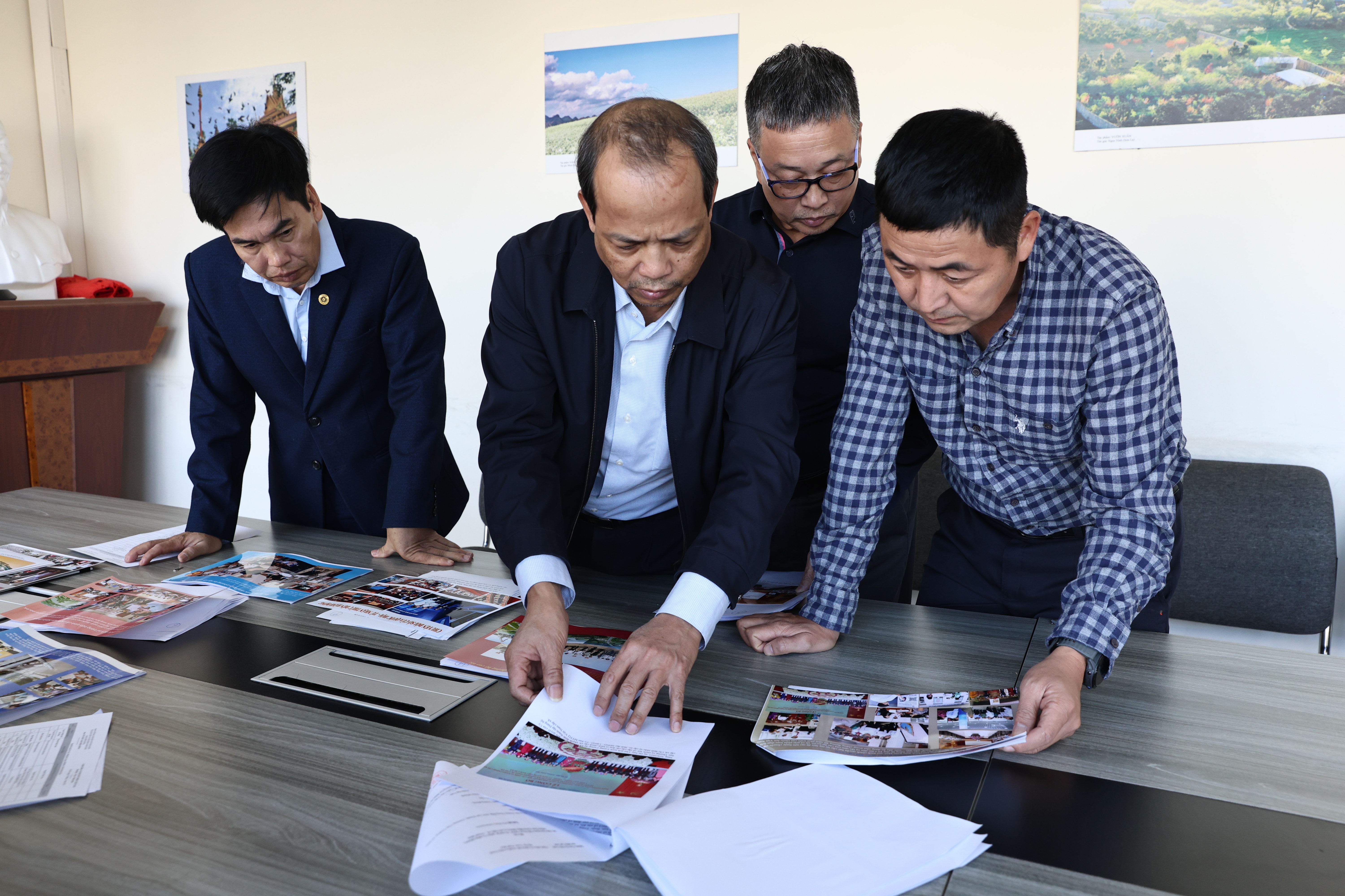 សមាជិកនៃអនុគណៈកម្មាធិការពានរង្វាន់ថតរូប ឌៀនហុង ពិភាក្សា និងវាយតម្លៃស្នាដៃដែលចូលរួម (១)