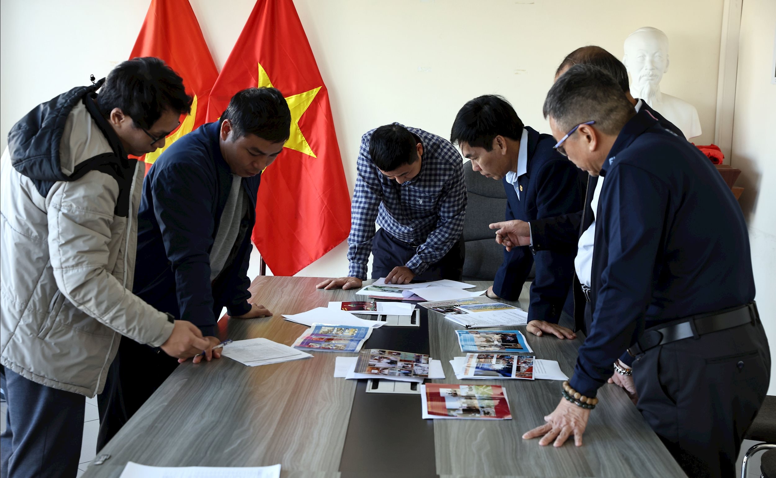 សមាជិកនៃអនុគណៈកម្មាធិការពានរង្វាន់ថតរូប ឌៀនហុង ពិភាក្សា និងវាយតម្លៃការងារដែលចូលរួម (២)