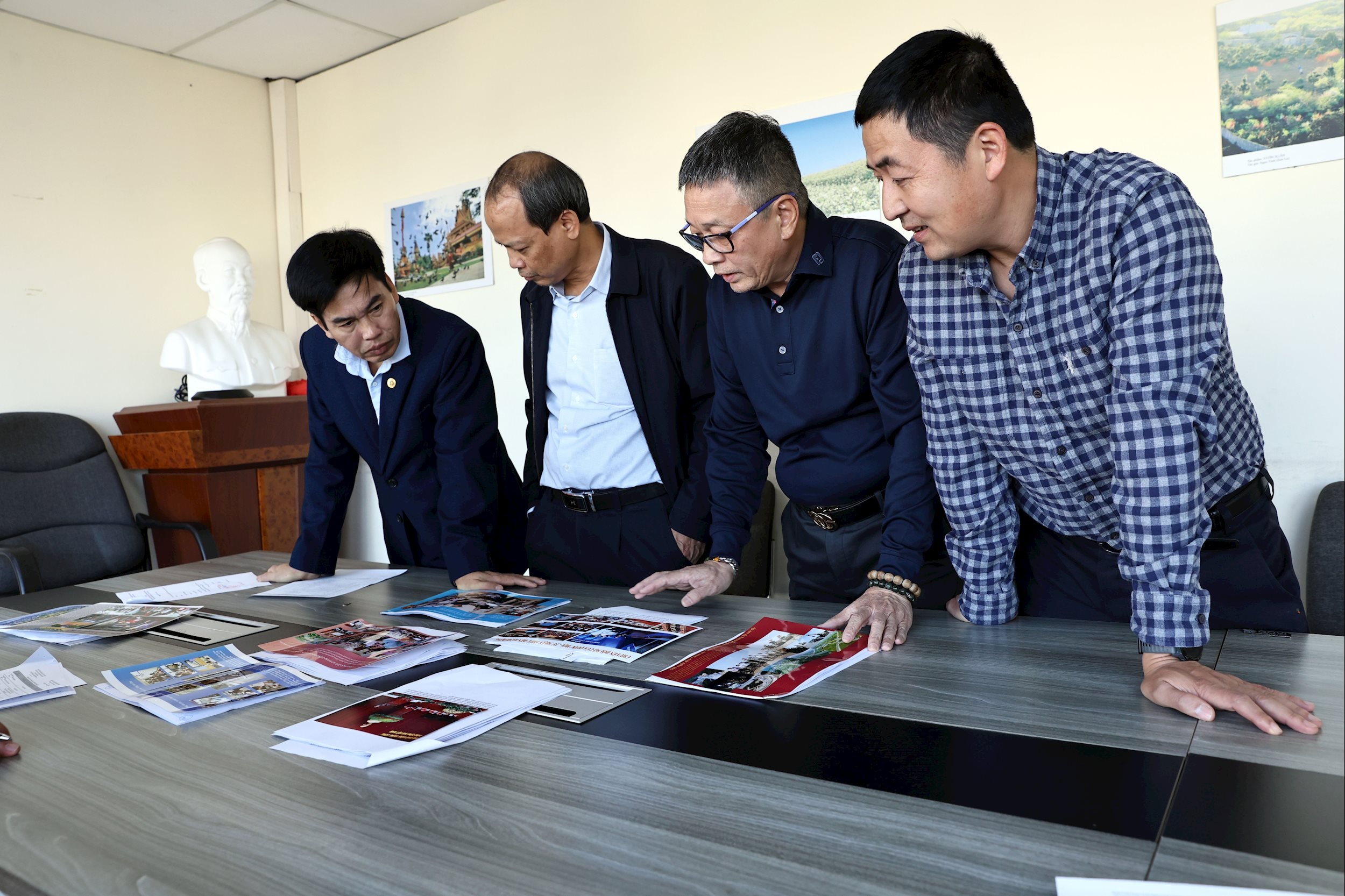 សមាជិកនៃអនុគណៈកម្មាធិការពានរង្វាន់ថតរូប ឌៀនហុង ពិភាក្សា និងវាយតម្លៃការងារដែលចូលរួម (៣)