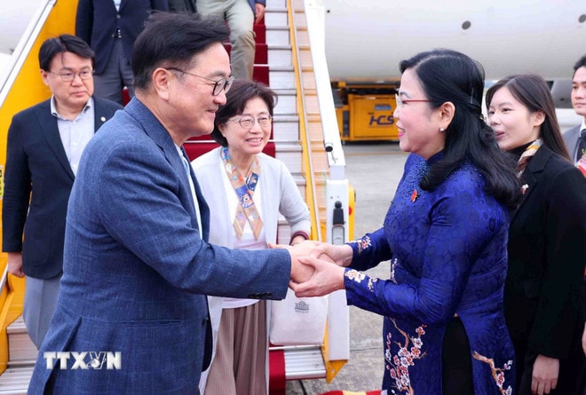 ttxvn-chu-tich-quoc-hoi-han-quoc-den-ha-noi-bat-dau-tham-chinh-thuc-viet-nam-4.jpg