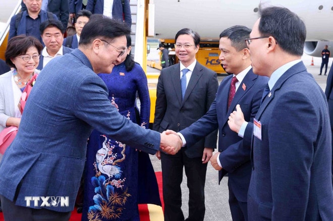 ttxvn-chu-tich-quoc-hoi-han-quoc-den-ha-noi-bat-dau-tham-chinh-thuc-viet-nam-3.jpg