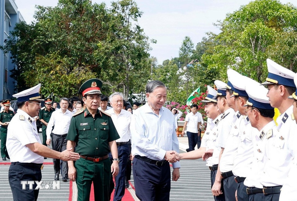 Tổng Bí thư Tô Lâm với lãnh đạo, sỹ quan Bộ Tư lệnh Vùng 5 Hải quân. (Ảnh: Thống Nhất/TTXVN)