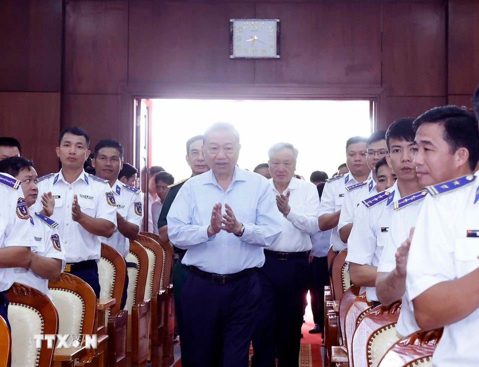 Tổng Bí thư Tô Lâm thăm, làm việc tại Bộ Tư lệnh Vùng Cảnh sát Biển 4. (Ảnh: Thống Nhất/TTXVN)