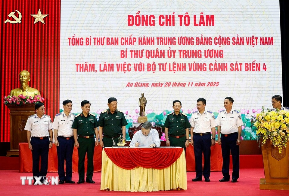 Tổng Bí thư Tô Lâm ghi lưu bút tại Bộ Tư lệnh Vùng Cảnh sát Biển 4. (Ảnh: Thống Nhất/ TTXVN)