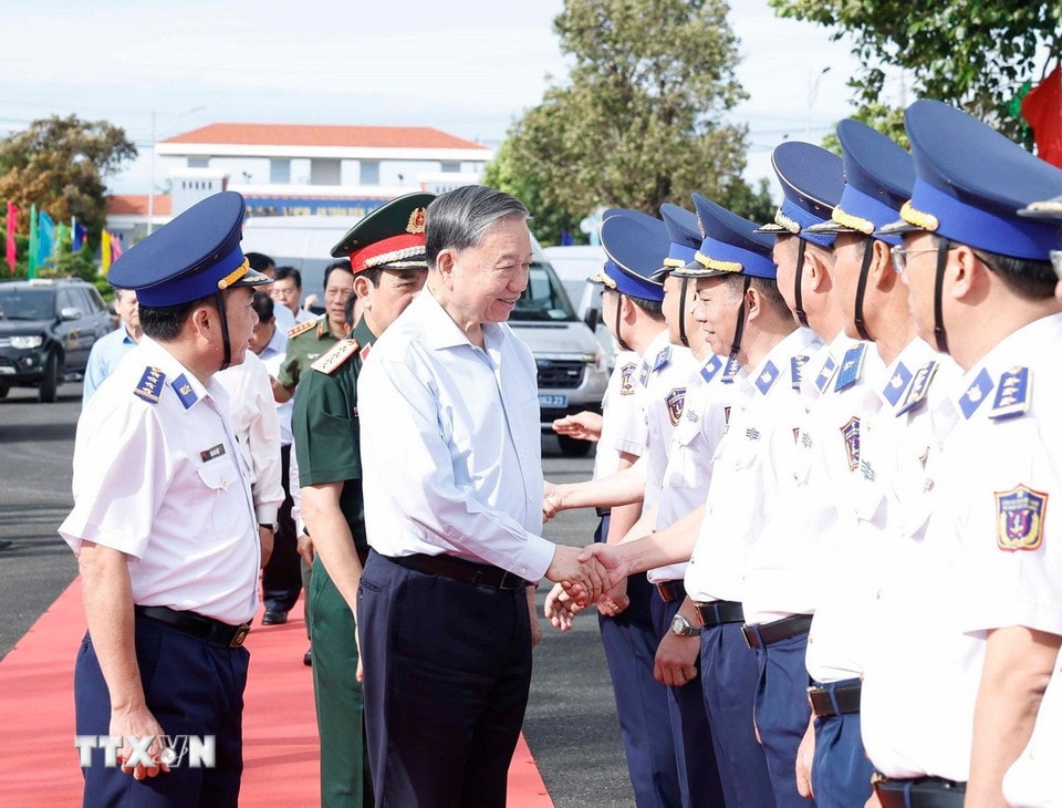 Tổng Bí thư Tô Lâm với các đại biểu Bộ Tư lệnh Vùng Cảnh sát Biển 4. (Ảnh: Thống Nhất/TTXVN)