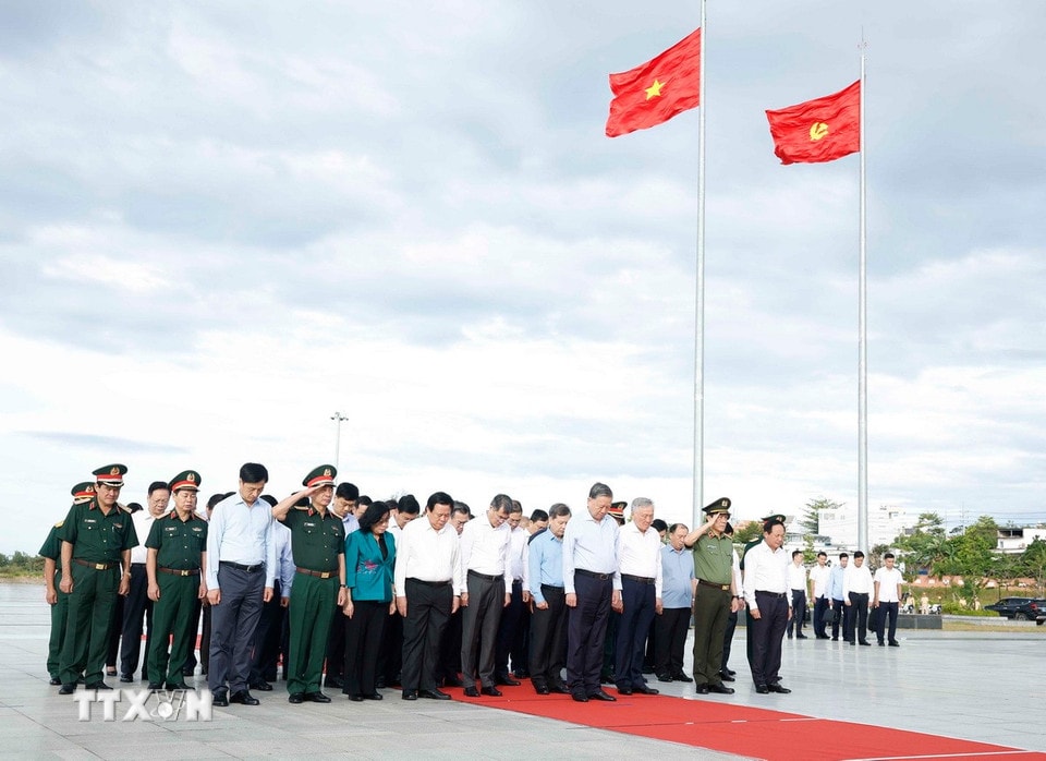 Tổng Bí thư Tô Lâm và đoàn công tác Trung ương dâng hoa, dâng hương trước Tượng đài Chủ tịch Hồ Chí Minh tại Quảng trường Hồ Chí Minh. (Ảnh: Thống Nhất/ TTXVN)