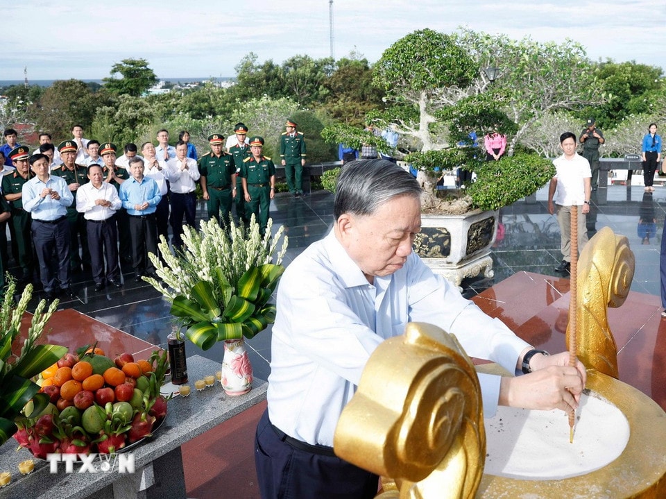 Tại Đặc khu Phú Quốc, tỉnh An Giang, Tổng Bí thư Tô Lâm và đoàn công tác Trung ương dâng hoa, dâng hương tại Nghĩa trang liệt sỹ Phú Quốc. (Ảnh: Thống Nhất/TTXVN)