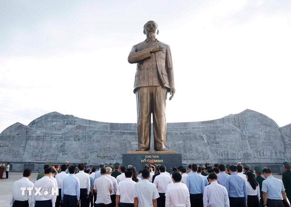 Tổng Bí thư Tô Lâm và đoàn công tác Trung ương dâng hoa, dâng hương trước Tượng đài Chủ tịch Hồ Chí Minh tại Quảng trường Hồ Chí Minh. (Ảnh: Thống Nhất/ TTXVN)