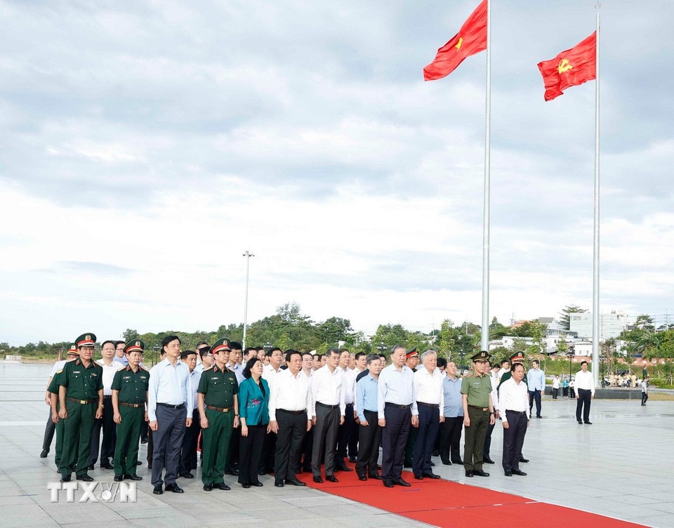 Tổng Bí thư Tô Lâm và đoàn công tác Trung ương dâng hoa, dâng hương trước Tượng đài Chủ tịch Hồ Chí Minh tại Quảng trường Hồ Chí Minh. (Ảnh: Thống Nhất/ TTXVN)
