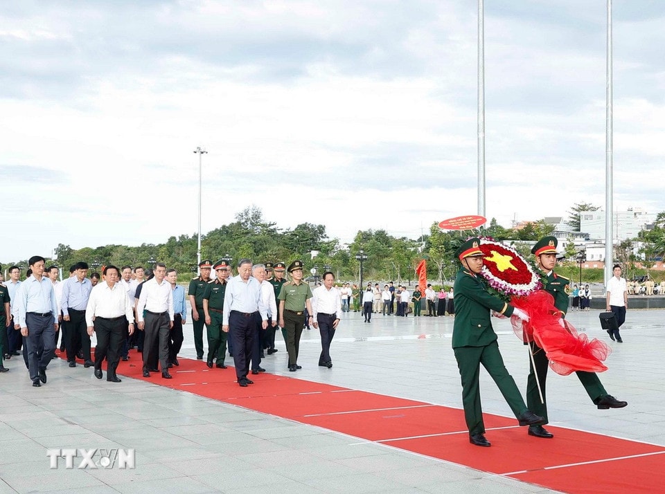 Tổng Bí thư Tô Lâm và đoàn công tác Trung ương dâng hoa, dâng hương trước Tượng đài Chủ tịch Hồ Chí Minh tại Quảng trường Hồ Chí Minh. (Ảnh: Thống Nhất/ TTXVN)