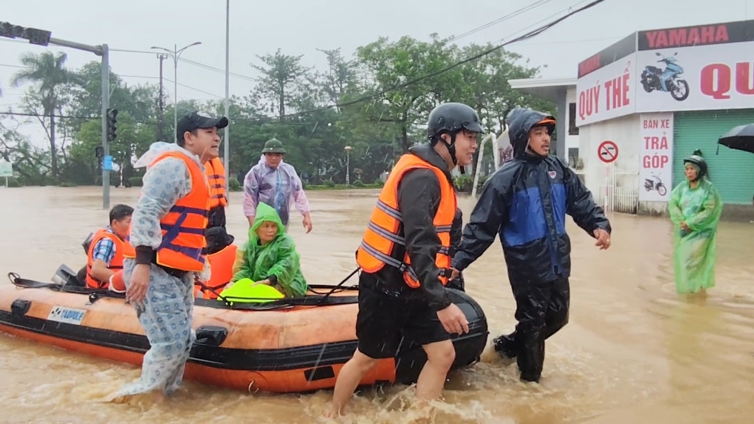 Lực lượng chức năng phường Tuy Hòa giải cứu người dân ra khỏi vùng ngập nặng