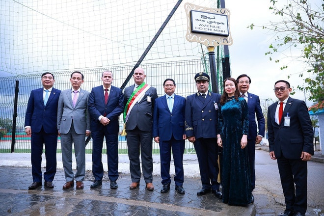 Prime Minister Pham Minh Chinh (fifth, left) visits Ho Chi Minh Boulevard in Algiers (Photo: VNA) dai-lo.jpg