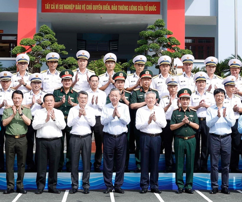 Party General Secretary To Lam (centre, first row) poses for a photo with delegates and Naval Region 5 officers. (Photo: VNA)