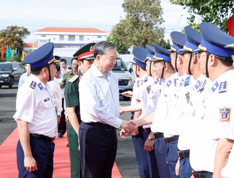 Party General Secretary To Lam and officers of the Coast Guard Region 4 Command. (Photo: VNA)
