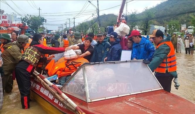 Nearly 1.39 trillion USD pledged for flood relief through the central relief committee. (Photo: VNA) 