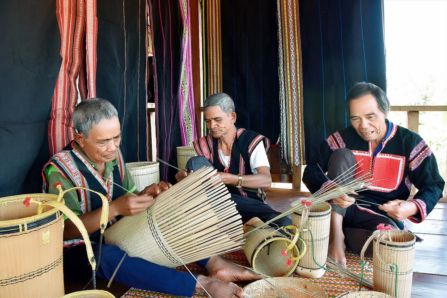 Nghệ nhân đan gùi Nguồn DTPT