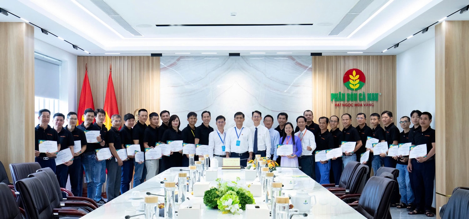 pvcfc-เกียรติและมอบใบรับรองแก่พนักงาน 35 คน.jpg