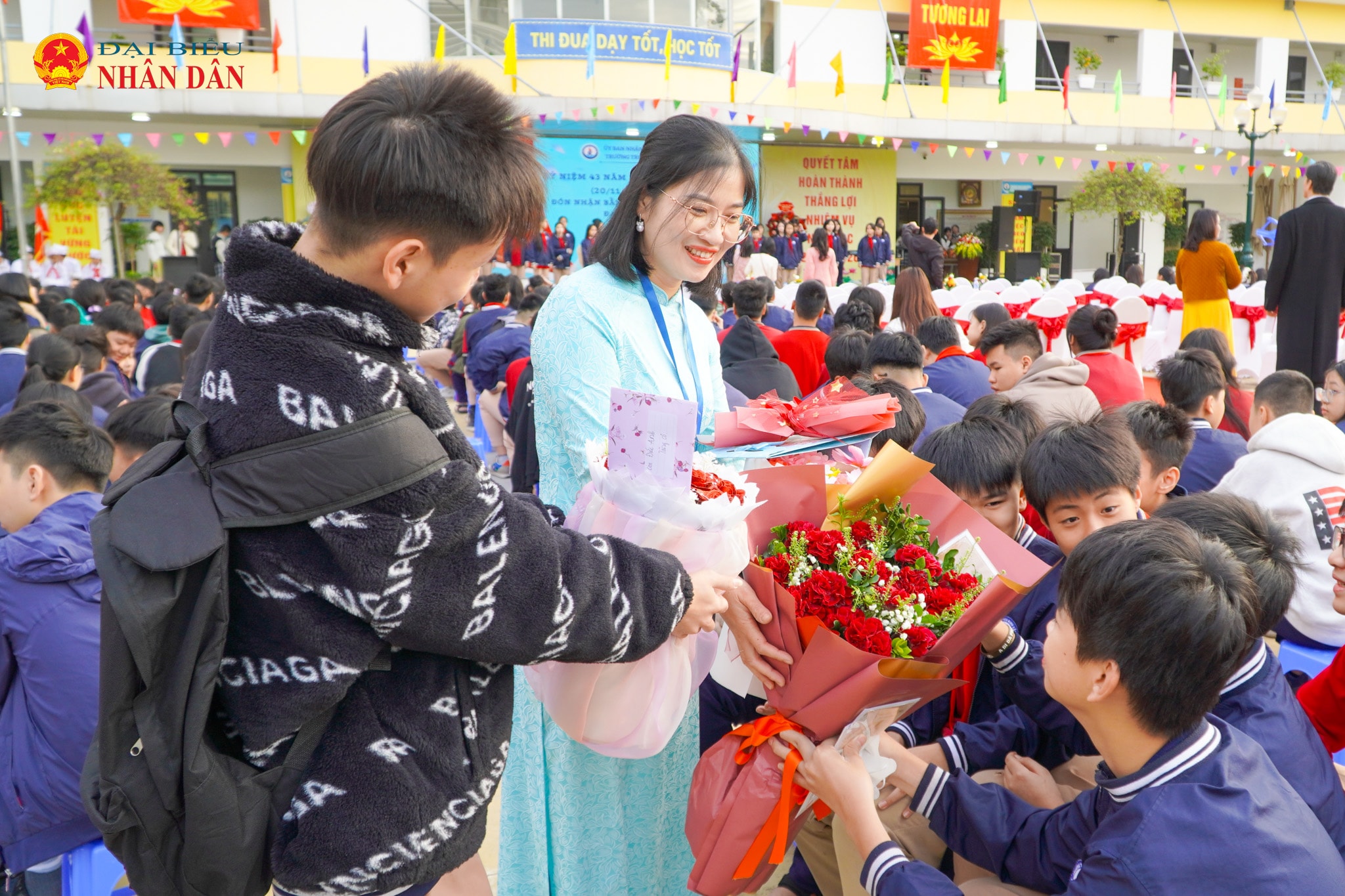 អនុវិទ្យាល័យ Dinh Cong (6)