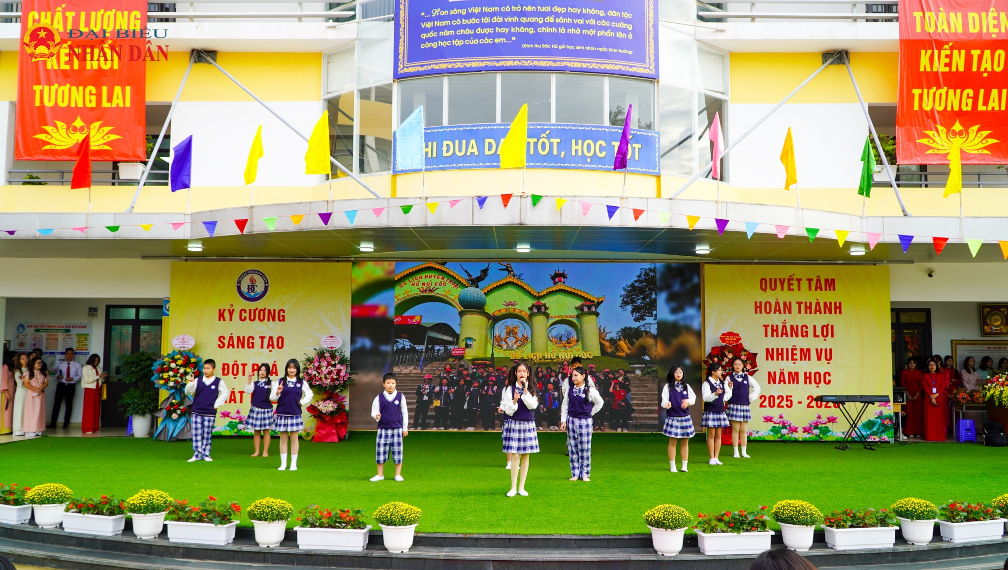 អនុវិទ្យាល័យ Dinh Cong (8)