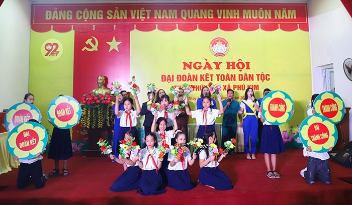 Việc tổ chức “Ngày hội Đại đoàn kết toàn dân tộc” đã trở thành một thói quen, một ngày vui mỗi dịp cuối năm của các cộng đồng dân cư trên địa bàn TP. Hà Nội. Ảnh VGP-LH