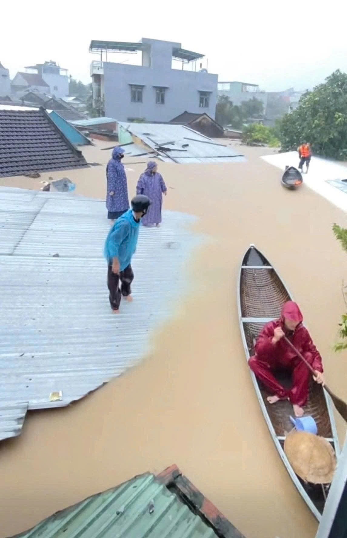 Nhiều khu dân cư ngập sâu trong nước.