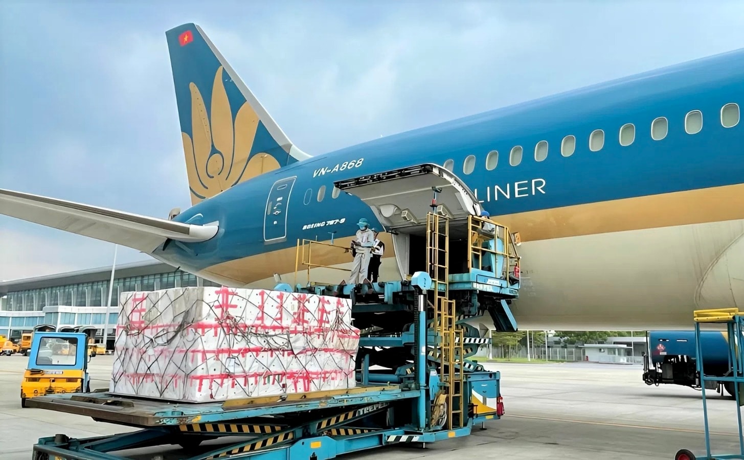 2 Không chỉ đảm bảo khai thác an toàn, Vietnam Airlines luôn tiên phong đồng hành thực hiện trách nhiệm xã hội trong mọi thời điểm. Ảnh VNA