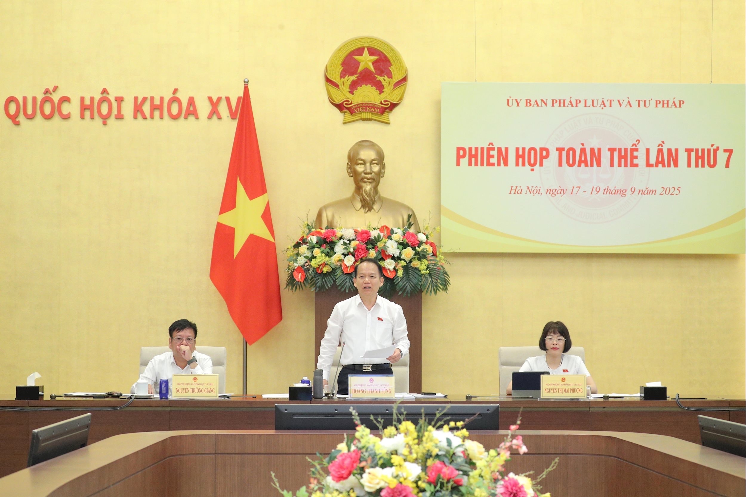 Голова Комітету з питань права та правосуддя Хоанг Тхань Тунг головував на 7-му пленарному засіданні Комітету 17-19 вересня 2025 року. Фото: Хо Лонг