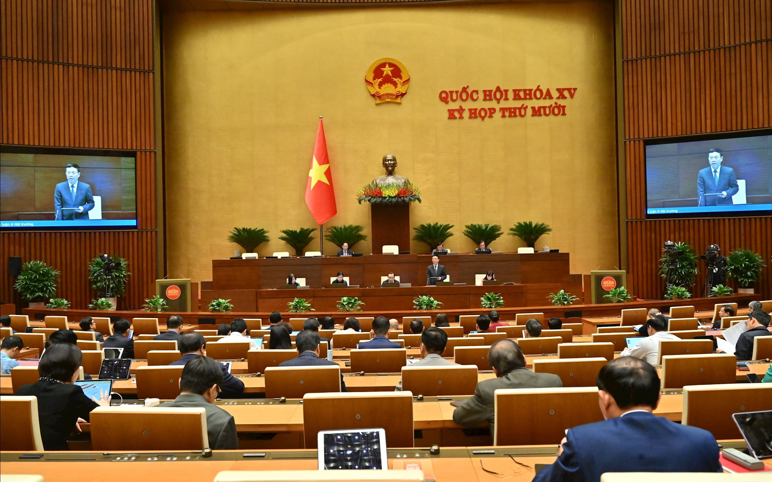 Bộ trưởng Bộ Khoa học và Công nghệ Nguyễn Mạnh Hùng giải trình, làm rõ một số vấn đề ĐBQH nêu