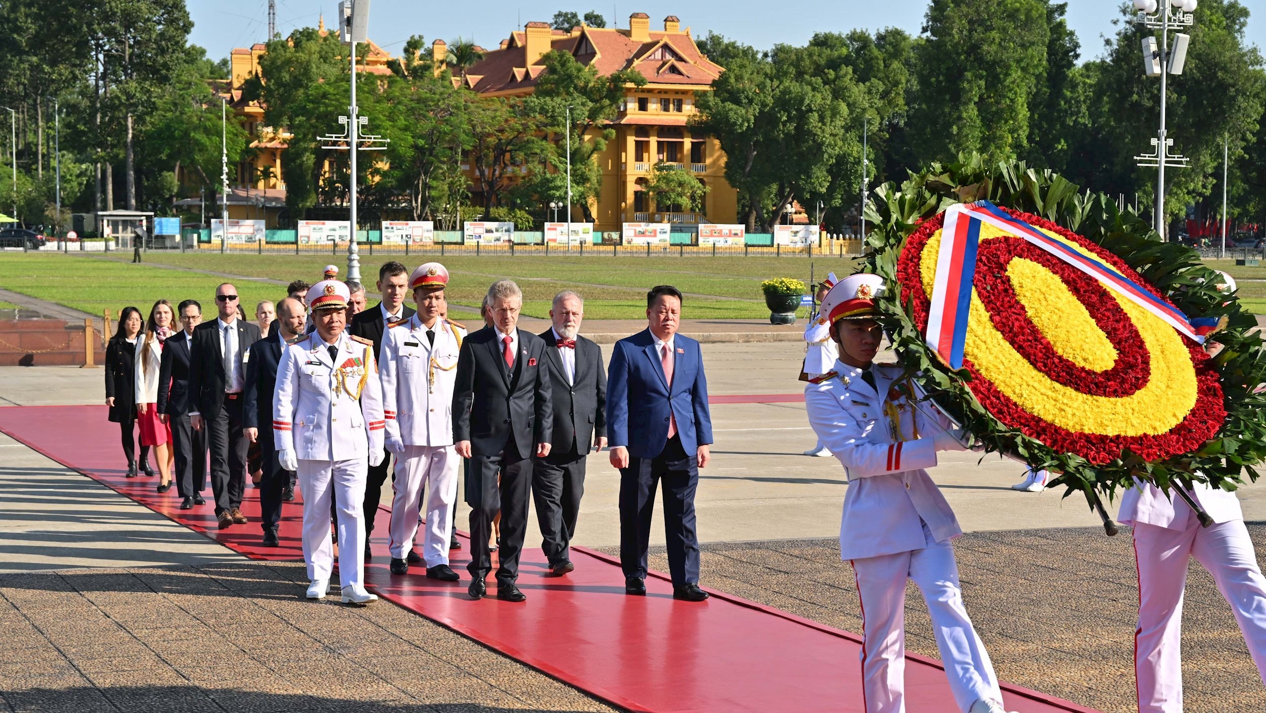 נשיא הסנאט של הרפובליקה הצ'כית מילוש וישטרצ'יל והמשלחת הרמי דרג הניחו זרי פרחים וביקרו במאוזוליאום של הנשיא הו צ'י מין VQK_6702