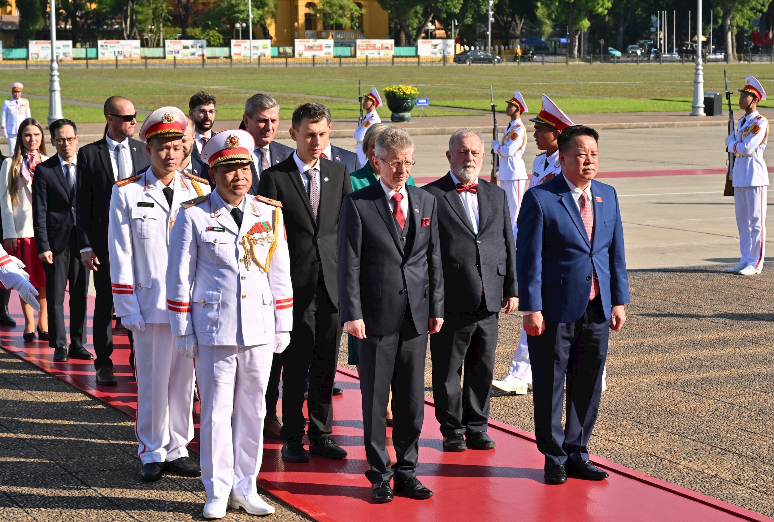 נשיא הסנאט של הרפובליקה הצ'כית מילוש וישטרצ'יל והמשלחת הבכירה הניחו זרי פרחים וביקרו במאוזוליאום של הנשיא הו צ'י מין VQK_6727