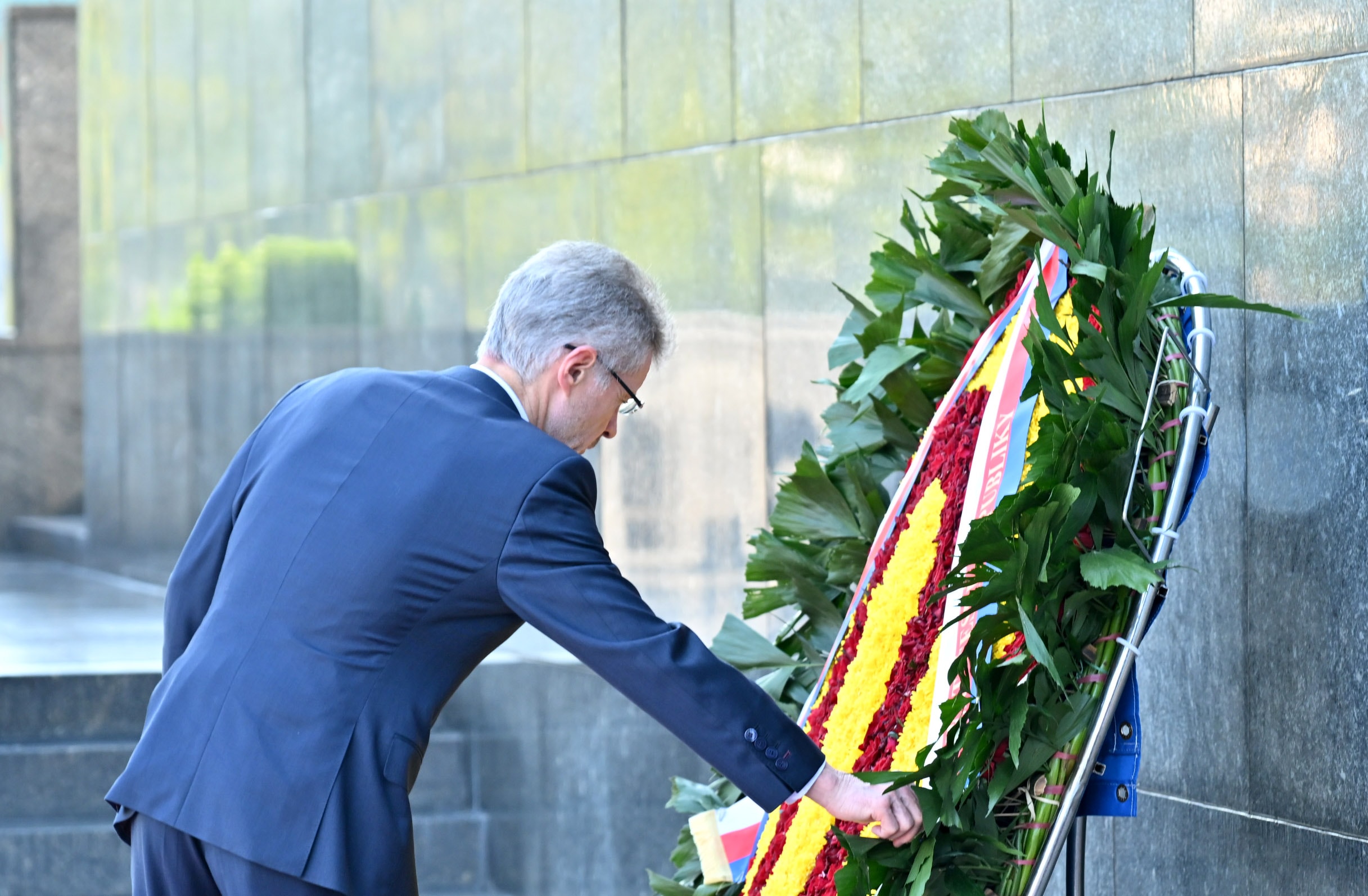 נשיא הסנאט של הרפובליקה הצ'כית מילוש וישטרצ'יל והמשלחת הרמי דרג הניחו זרי פרחים וביקרו במאוזוליאום של הנשיא הו צ'י מין VQK_6741