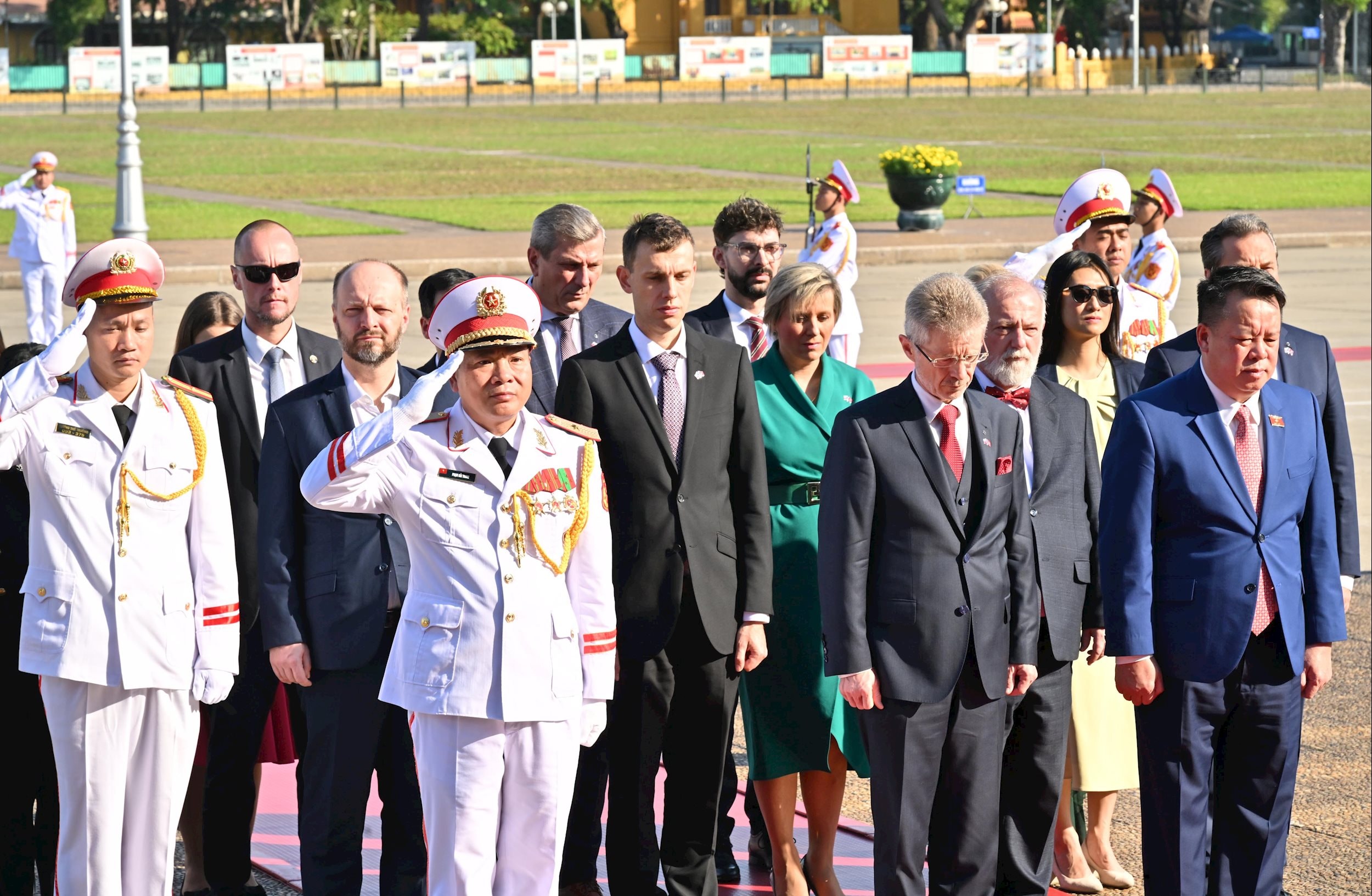נשיא הסנאט של הרפובליקה הצ'כית מילוש וישטרצ'יל והמשלחת הרמי דרג הניחו זרי פרחים וביקרו במאוזוליאום של הנשיא הו צ'י מין VQK_6759