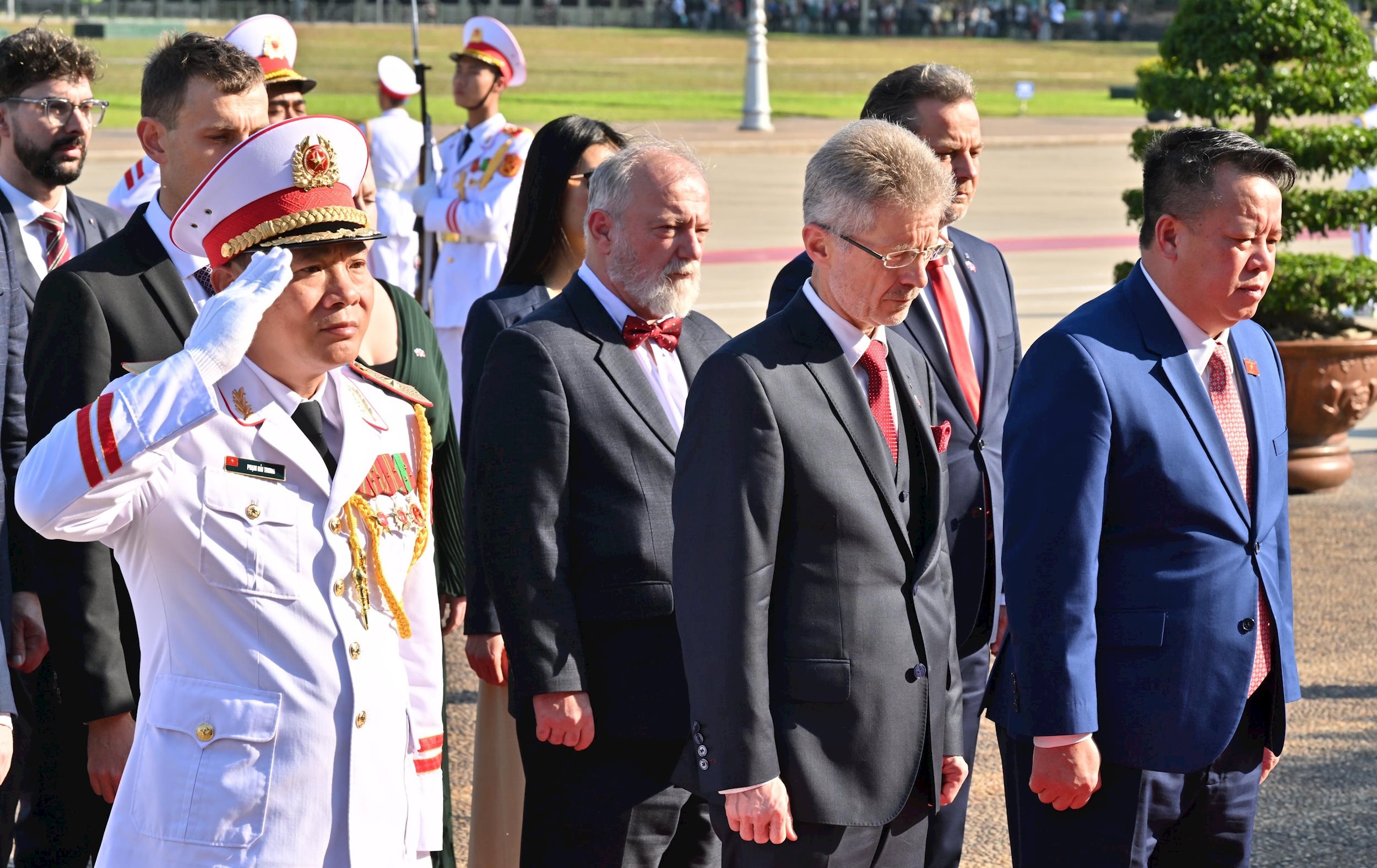 נשיא הסנאט של הרפובליקה הצ'כית מילוש וישטרצ'יל והמשלחת הבכירה הניחו זרי פרחים וביקרו במאוזוליאום של הנשיא הו צ'י מין VQK_6762
