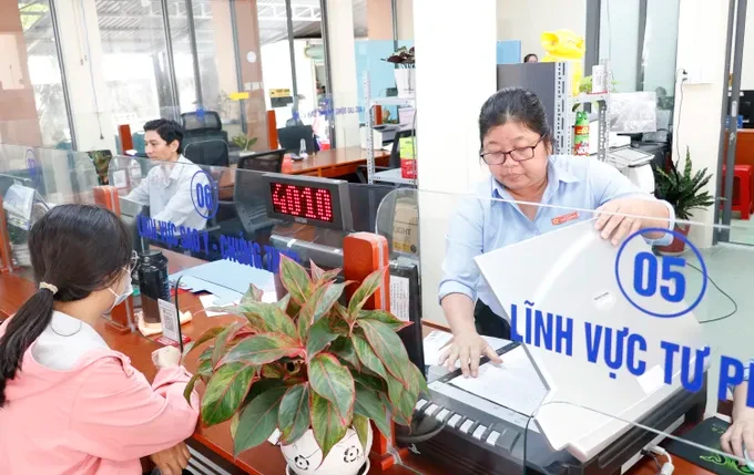 Urzędnicy gminy An Nhon Tay (HCMC) digitalizują dokumentację mieszkańców. Zdjęcie: organizacja pozarządowa BINH