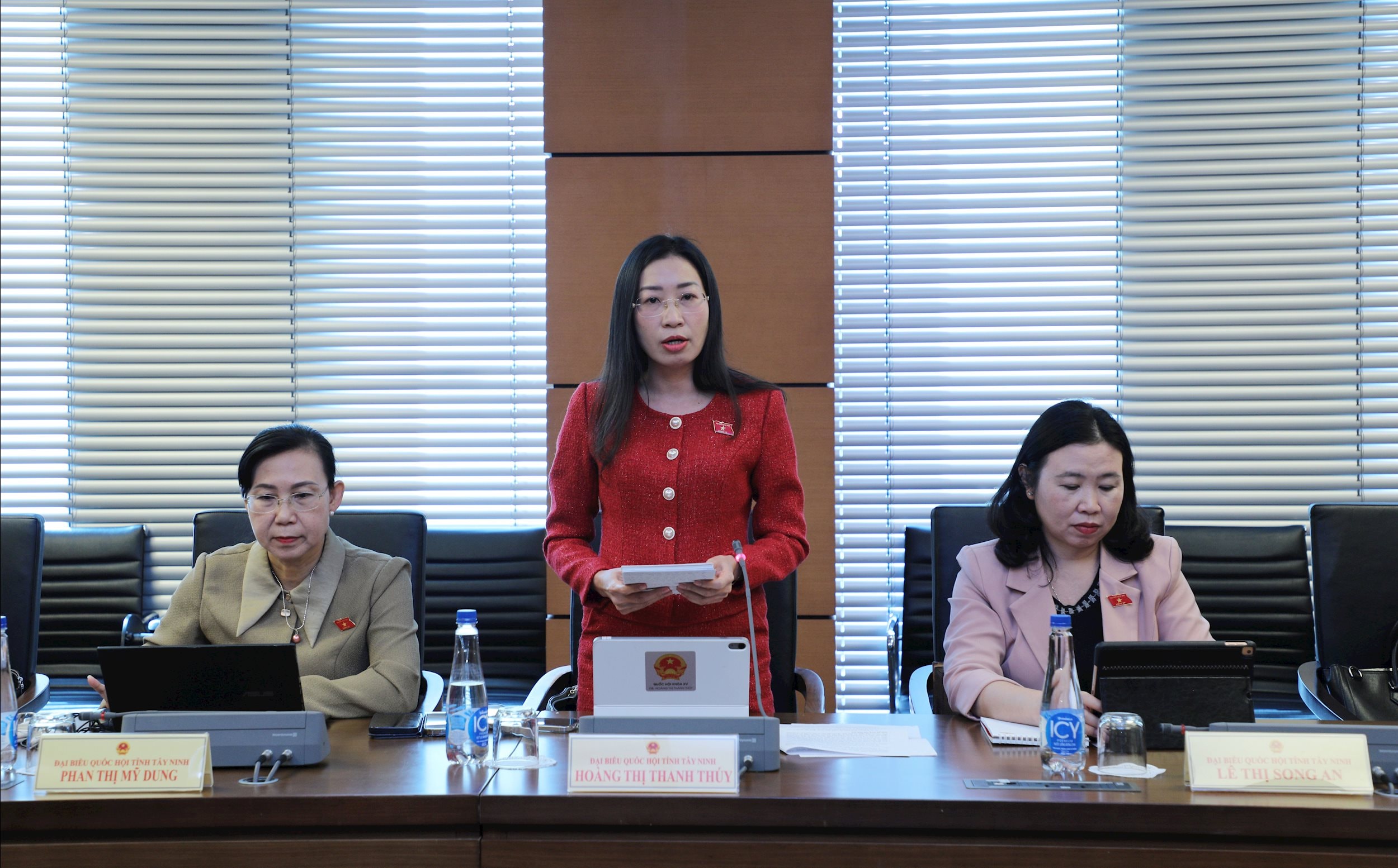 ĐBQH Hoàng Thị Thanh Thuý (Tây Ninh) thảo luận tại tổ