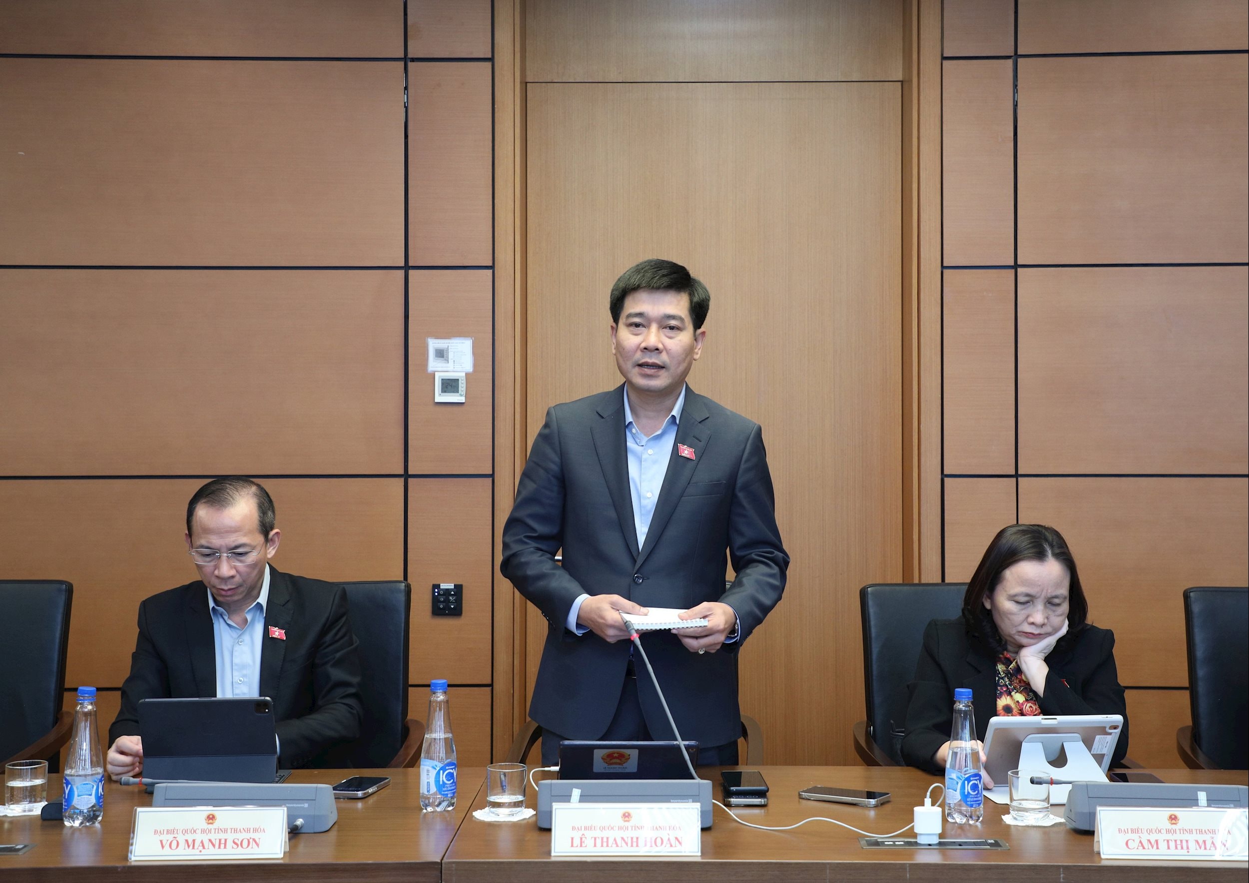 ĐBQH Lê Thanh Hoàn (Thanh Hóa) thảo luận tại tổ
