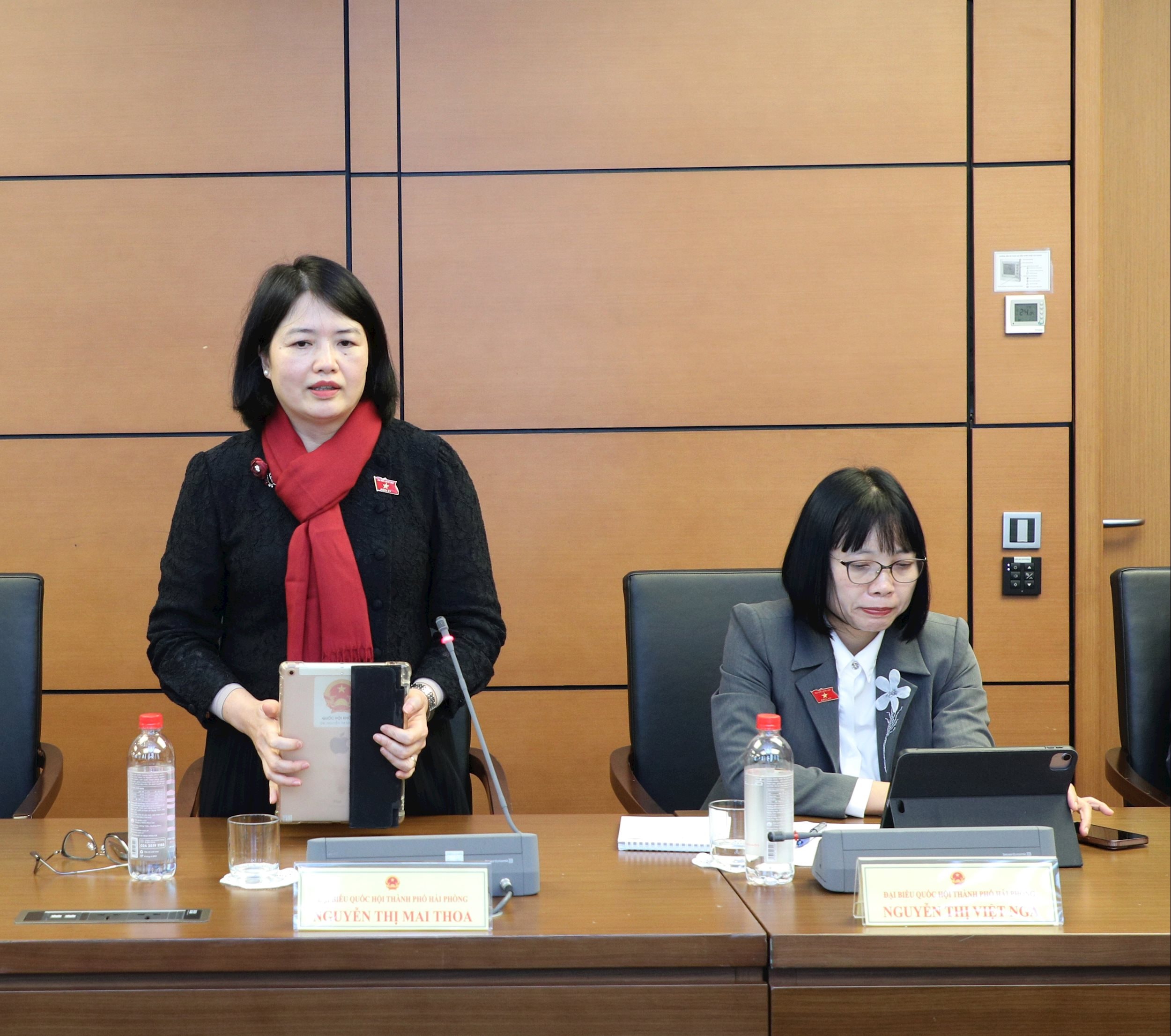 Delegata Adunării Naționale, Nguyen Thi Mai Thoa (orașul Hai Phong), a discutat în grup