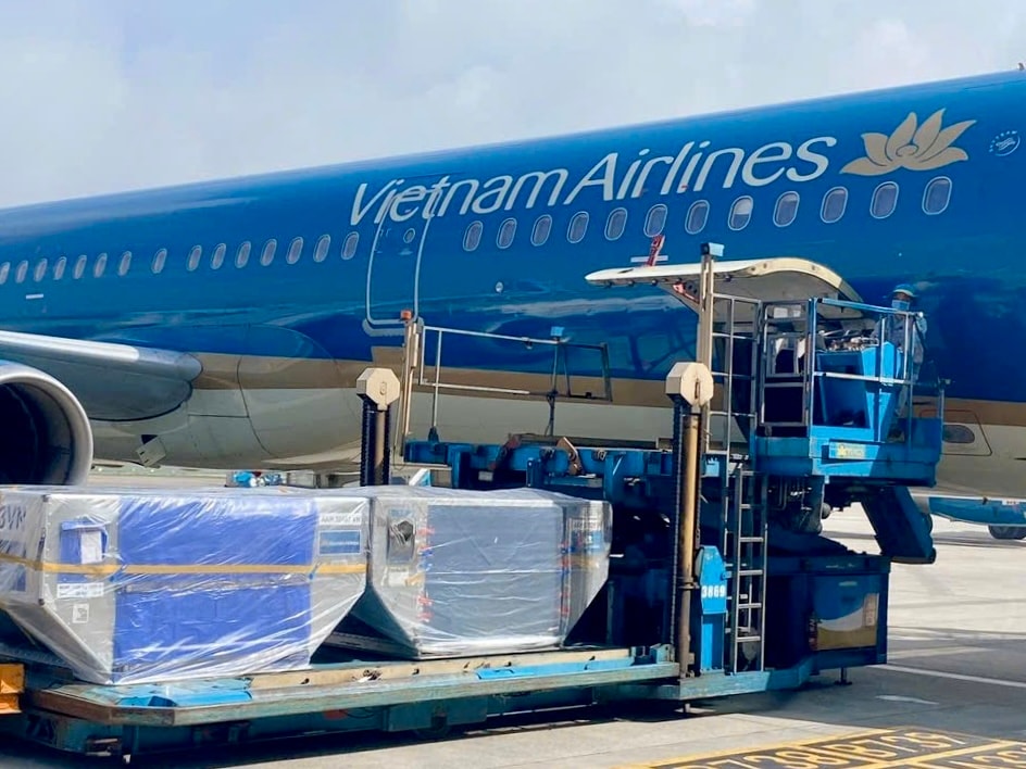 1 Vietnam Airlines Group (gồm Vietnam Airlines, Pacific Airlines và VASCO) tiếp tục triển khai chương trình vận chuyển miễn phí hàng cứu trợ đến các khu vực chịu thiệt hại nặng nề của mưa lũ miền Trung. Ảnh VNA
