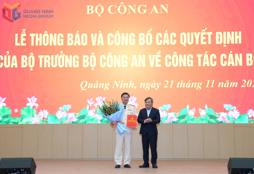 Đồng chí Vũ Đại Thắng, Ủy viên Trung ương Đảng, Bí thư Tỉnh ủy, Trưởng Đoàn ĐBQH tỉnh trao Quyết định của Ban Thường vụ Tỉnh ủy về việc chỉ định đồng chí Thiếu tướng Nguyễn Tiến Trung tham gia Ban Chấp hành, Ban Thường vụ và giữ chức vụ Bí thư Đảng ủy Công an tỉnh Quảng Ninh nhiệm kỳ 2025 – 2030