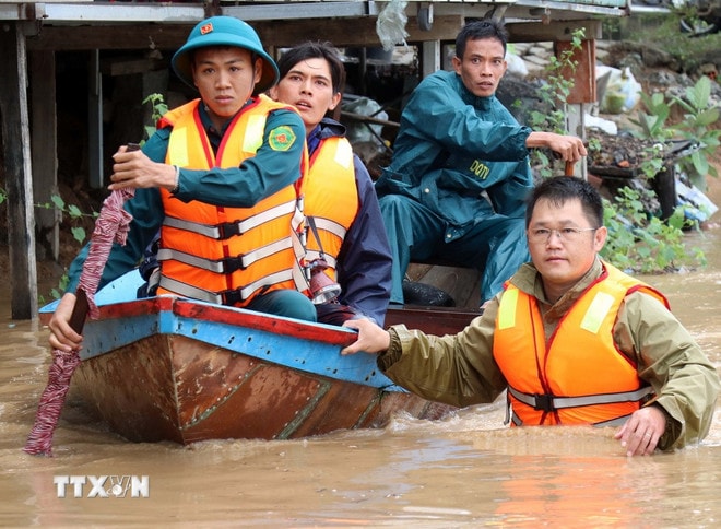 ttxvn-mua-lu-khanh-hoa-10.jpg