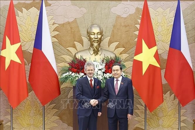 Chairman of the Vietnamese National Assembly Tran Thanh Man (R) welcomes President of the Senate of the Parliament of the Czech Republic Milos Vystrcil in Hanoi on November 21. (Photo: VNA)