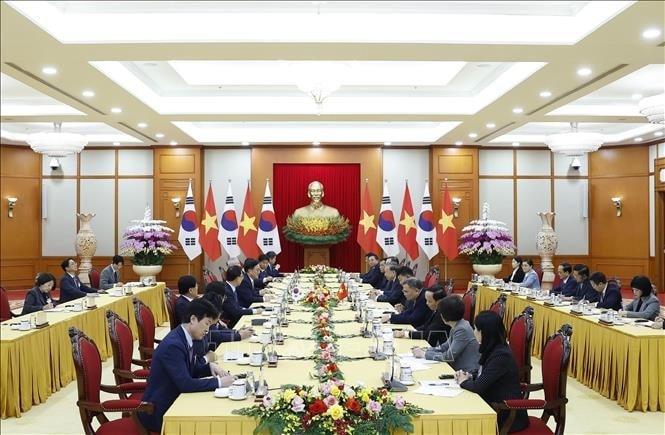 The meeting between Party General Secretary To Lam and Speaker of the Republic of Korea's National Assembly Woo Won Shik in Hanoi on November 21. (Photo: VNA)