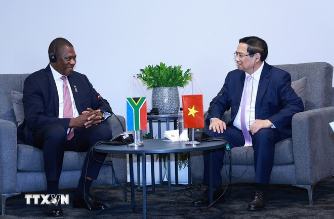 प्रधानमंत्री फाम मिन्ह चीन्ह ने दक्षिण अफ्रीका के उपराष्ट्रपति पॉल माशातिले से मुलाकात की 8424202-1.jpg