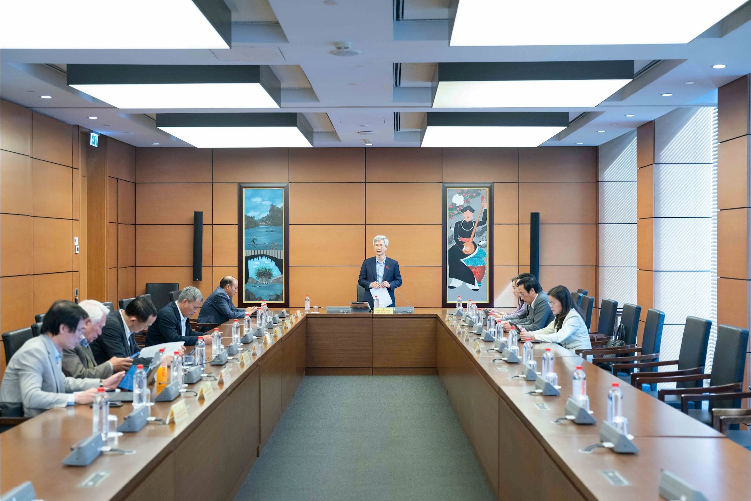 Prezentare generală a grupului 9, inclusiv a delegației Adunării Naționale din provinciile Hung Yen - Hai Phong, care discută în cadrul grupului