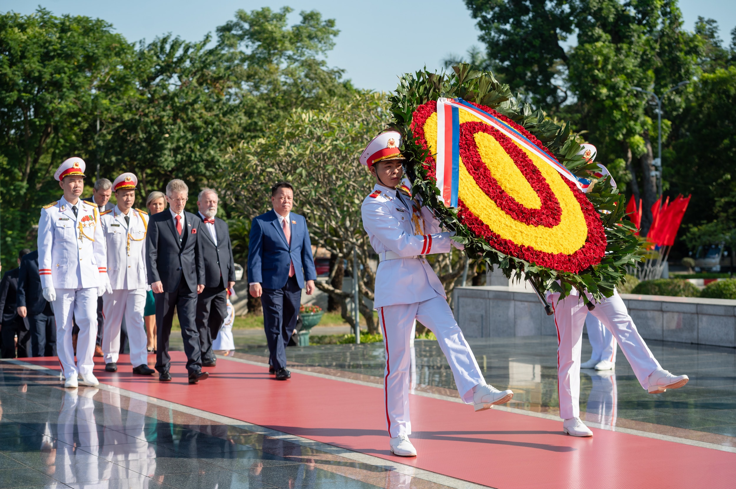 הנחת פרחים באנדרטה לגיבורים ולקדושים מעונים