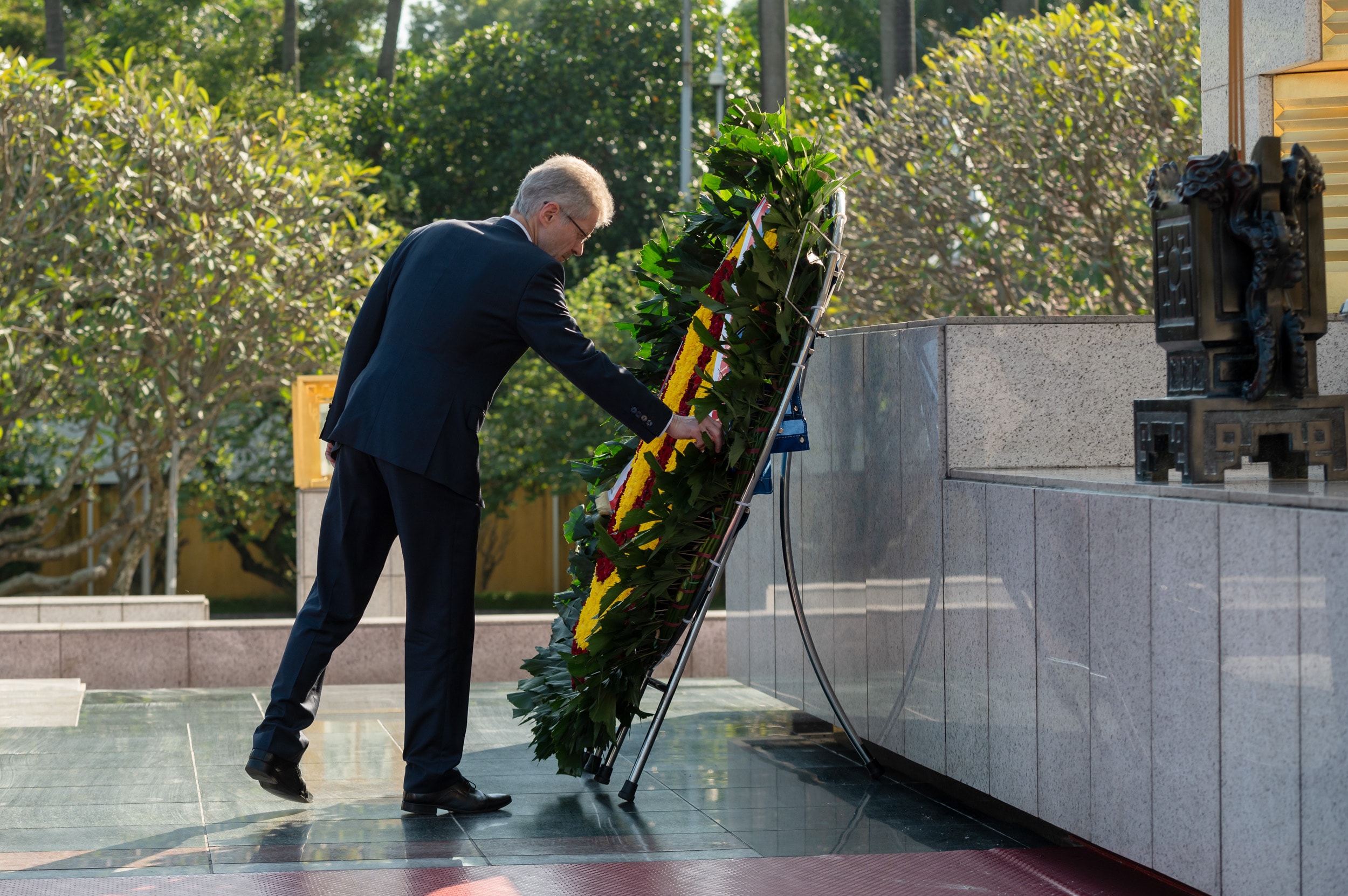 הנחת פרחים באנדרטה לגיבורים ולקדושים מעונים