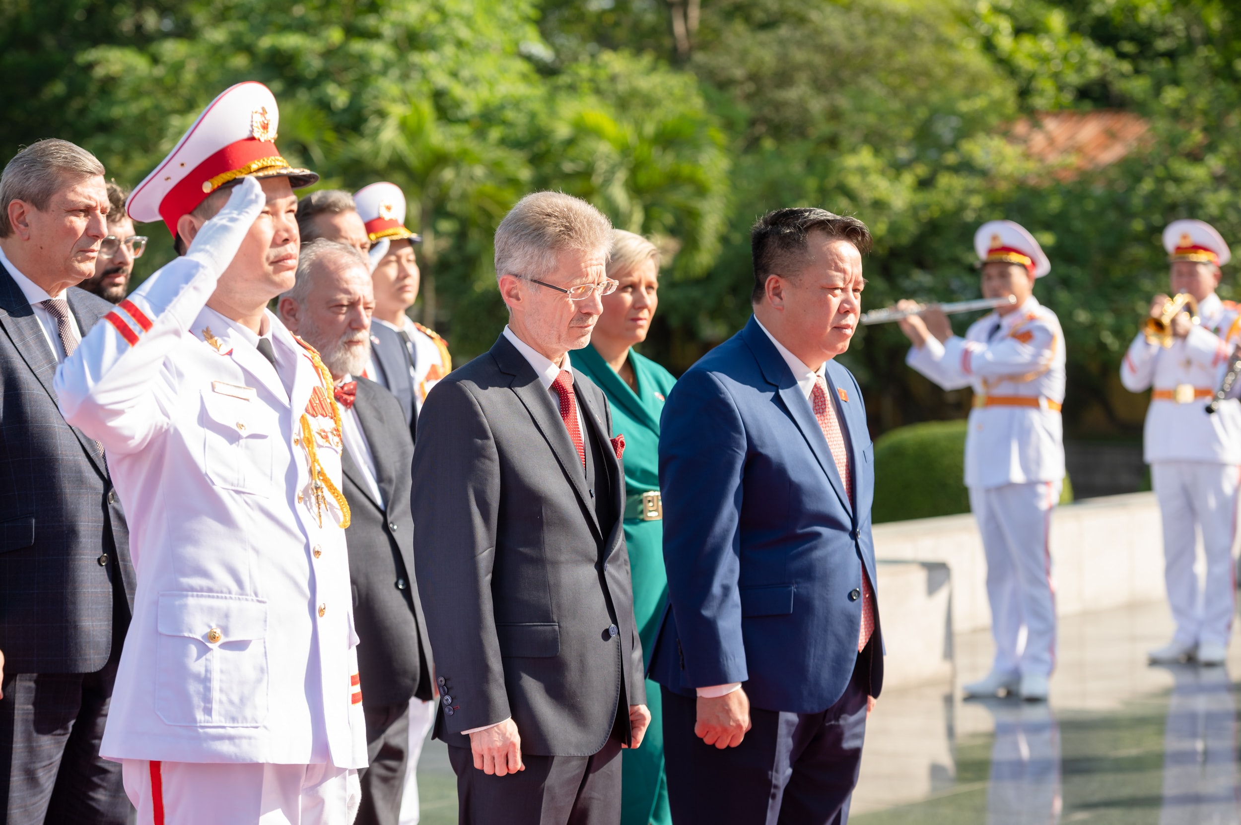 הנחת פרחים באנדרטה לגיבורים ולקדושים מעונים